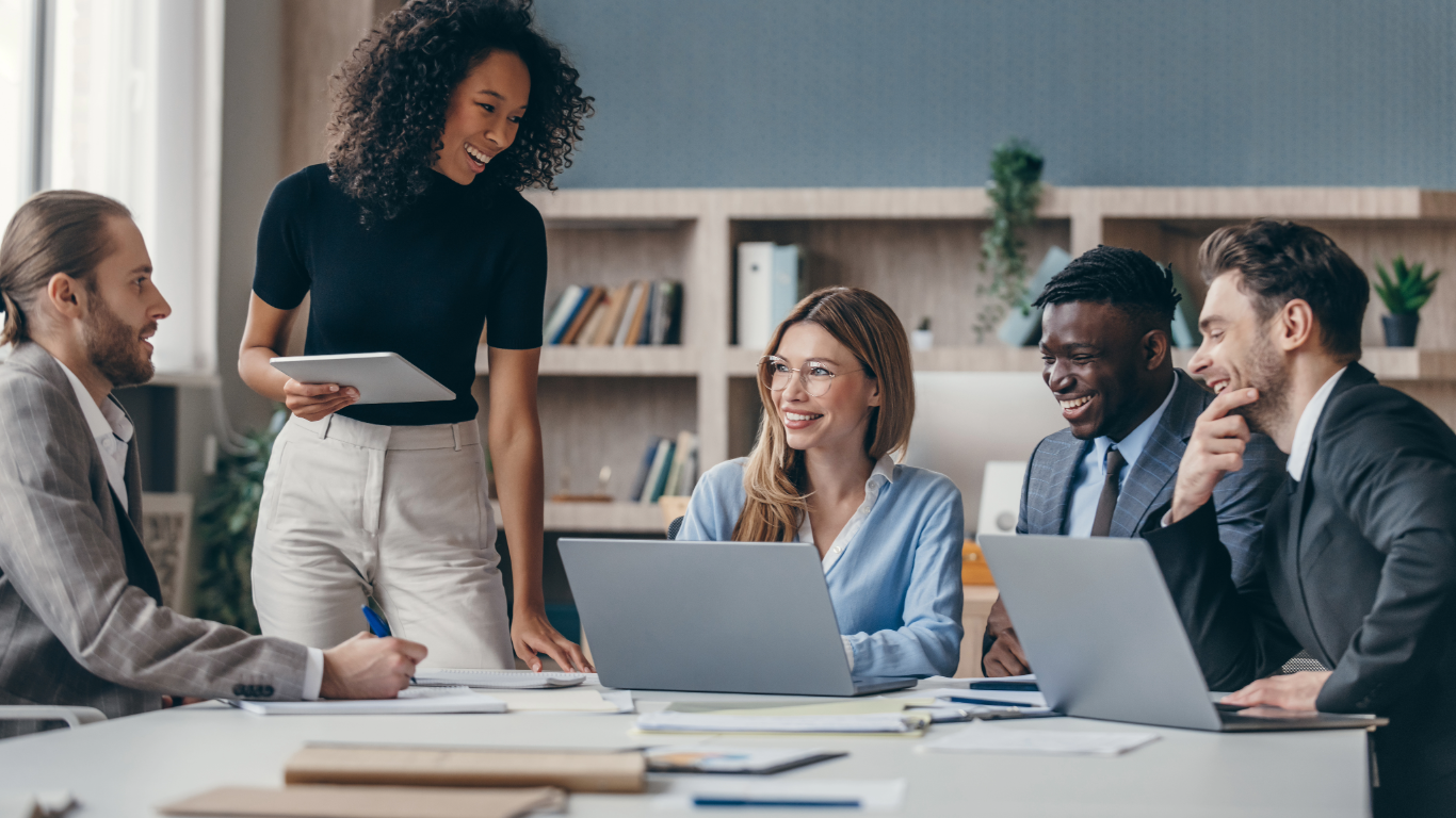 Equipo trabajando con un ERP seguro y bien configurado